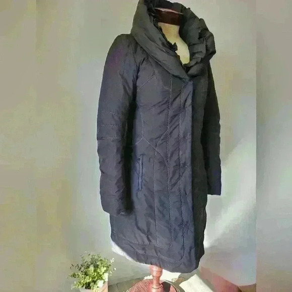 ELIE TAHARI feminine ruffled collar puffer  coat. Size small - Picture 2 of 12